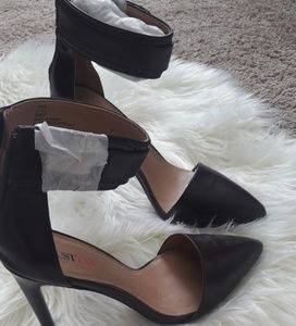 High heeled pumps